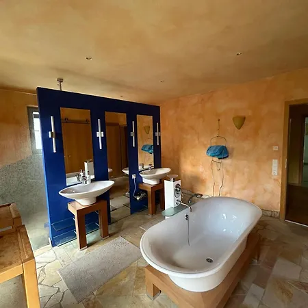 Separate Area Mit Schlafzimmer Und Badezimmer * هيرودسبيرغ