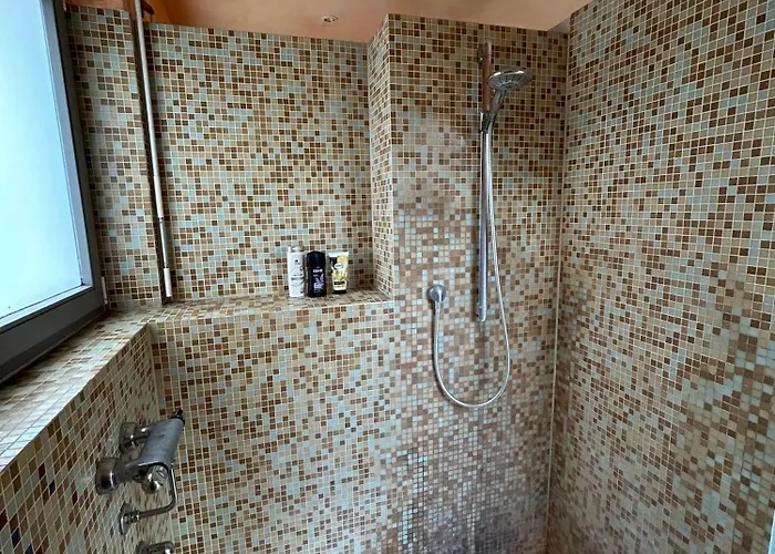 Separate Area Mit Schlafzimmer Und Badezimmer Heroldsberg