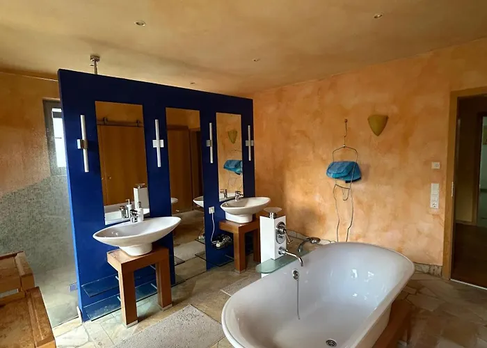 Separate Area Mit Schlafzimmer Und Badezimmer * Heroldsberg